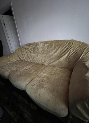 Диван и два кресла, сверху чехлы