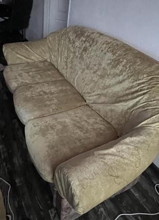 Диван и два кресла, сверху чехлы