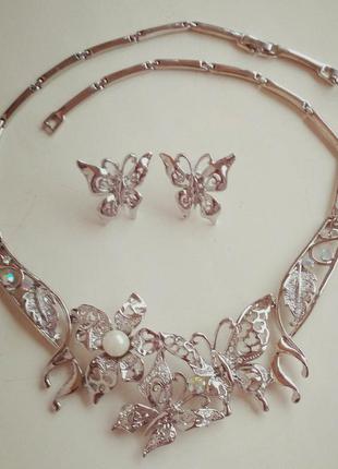 Набор серебристый нарядный бабочки, серьги и ожерелья