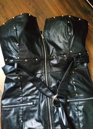Платье из эко кожи в байкерском стиле металлические заклёпки открытые плечи короткое на молнии на грудь корсет футляр кожа черное4 фото