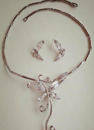 Набор серебристый бабочки, серьги и ожерелья с белыми кристаллами1 фото