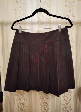 Очаровательная женственная мини юбка 70% шерсть тм "per una" р-р 14 с кокеткой и неглубокими складками спереди. сбоку "молния"