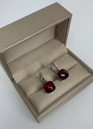 Серьги в посеребрении с красным камнем