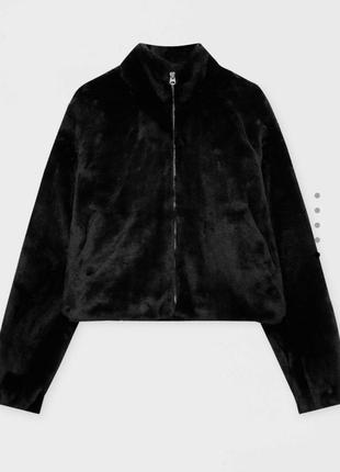 Чёрная, короткая эко шубка на молнии с завязкой на поясе pull&bear