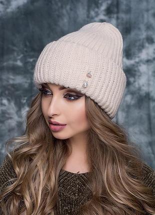 Тёплая зимняя шапка с оригинальной брошью "бостон" - 0670 молоко