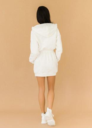 Молочное теплое платье-толстовка с капюшоном4 фото