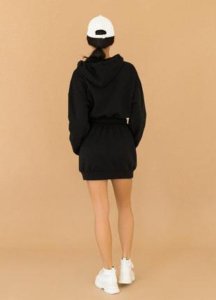 Черное теплое платье-толстовка с капюшоном3 фото