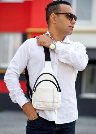 Мужская белая сумка-слинг компактная и с удобными отделениями для активного образа жизни3 фото
