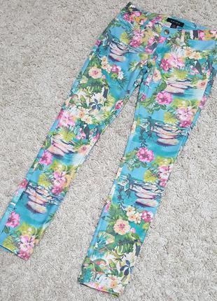 Стильные,фирменные,яркие брюки-джинсы цветочный принт amisu