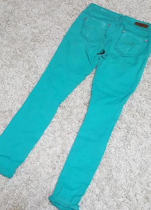 Стильные,фирменные брюки-джинсы-рванка8 фото