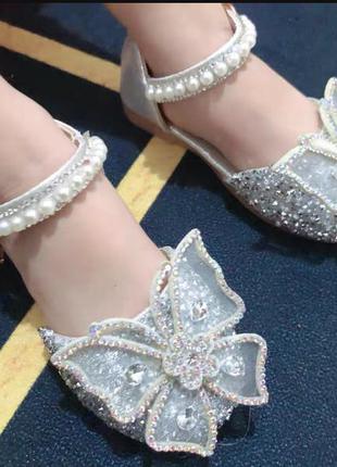 Гарні туфлі на дівчаток на випускний утреник3 фото