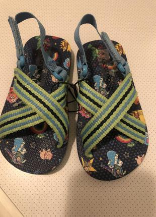 Дитяче взуття босоніжки нові