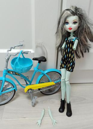 Лялька монстер хай френкі штейн з велосипедом