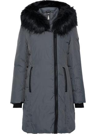 Пуховик с объемным капюшоном dkny в сером оттенке