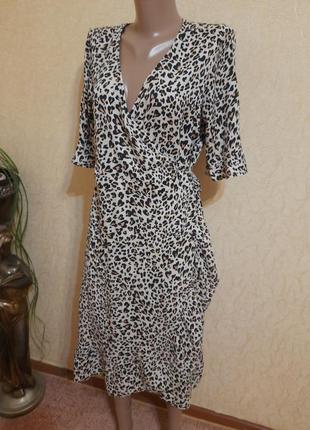 Платье миди на запах в леопардовый принт с рюшей1 фото