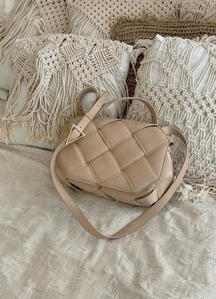 Красивая женская кожаная сумочка в стиле bottega handle бежевая9 фото