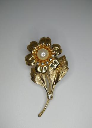 Брошь в золотом цвете цветок