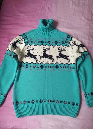 Теплый свитер с зимним принтом