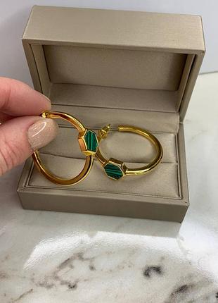 Брендовые круглые серьги в позолоте с зелёным камнем