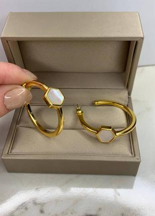 Брендовые круглые серьги в позолоте с перламутром