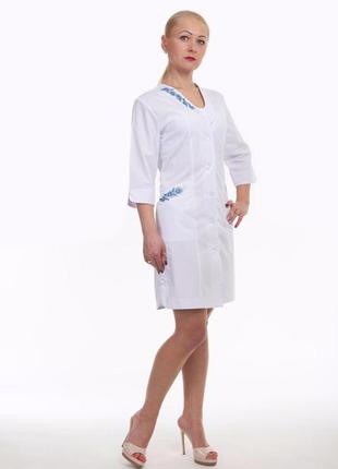 Медичний халат з блакитною вишивкою розмір:42-66