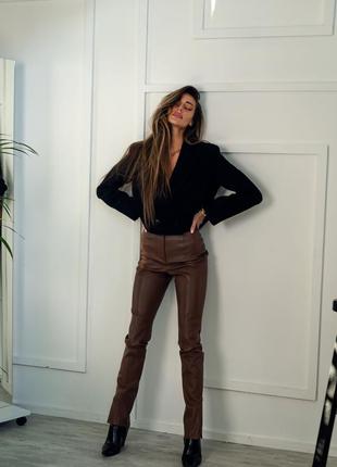 Штани з еко шкіри в універсальному карамельному відтінку