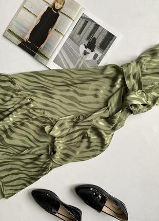 Платье на запах оливковое в принт4 фото