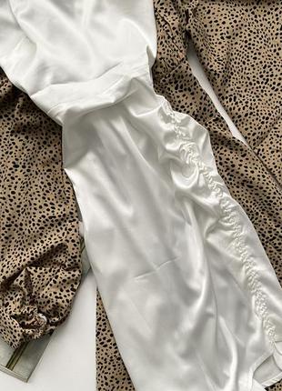 Белое платье сатин мини с открытой спинкой3 фото