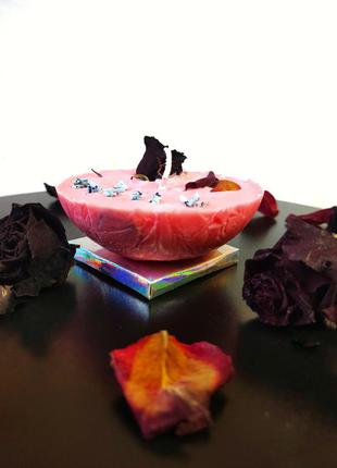 Чудова аромасвеча ручної роботи, з ефирным маслом троянди.