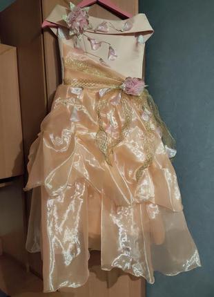 Персиковое бальное платье