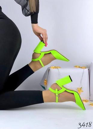 Стильні босоніжки на каблуку .