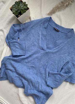 Свитер красивого голубого цвета
