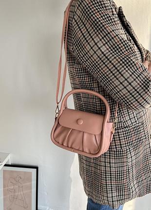 Мини сумка кроссбоди на плечо с короткой ручкой розовая