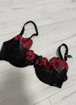 Бюстгальтер з вишивкою