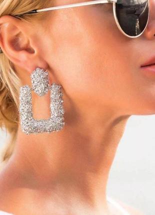 Трендові рельєфні сережки