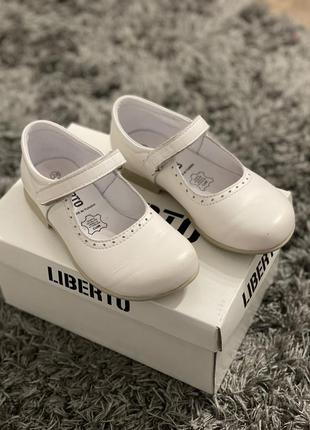 Шкіряні білі туфельки liberto