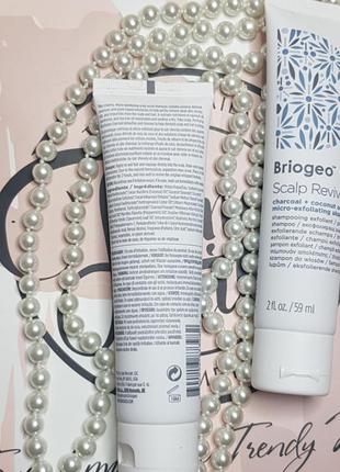 Briogeo scalp revival™ charcoal + coconut oil micro-exfoliating shampoo 59 мл – миниатюра освежающего и отешелушивающего шампуня2 фото