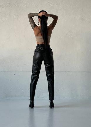 Женские модные утепленные штаны, выполненные из качественной эко-кожи на меху2 фото