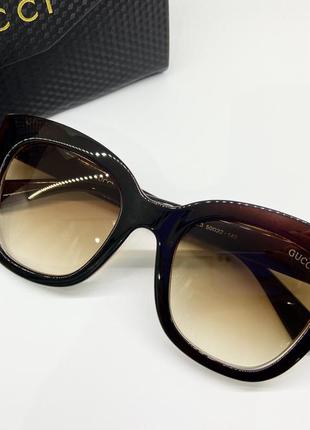 Женские солнцезащитные очки коричневые с градиентом в пластиковой оправе5 фото