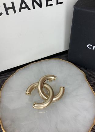 Брендовая брошь в позолоте