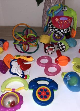 Классный набор игрушек для малышей на коляску прорезыватель погремушка1 фото