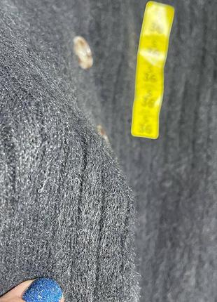 Темно-серый кардиган с контрастными пуговками в рубчик3 фото