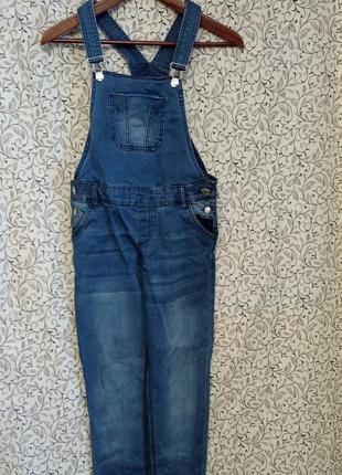 Ніжний джинсовий комбінезон