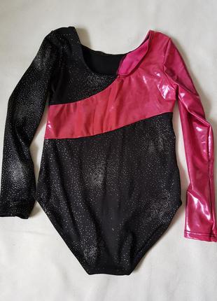 Спортивный купальник из эластичной ткани.