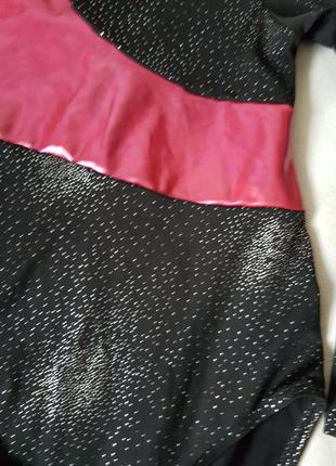 Спортивный купальник из эластичной ткани.