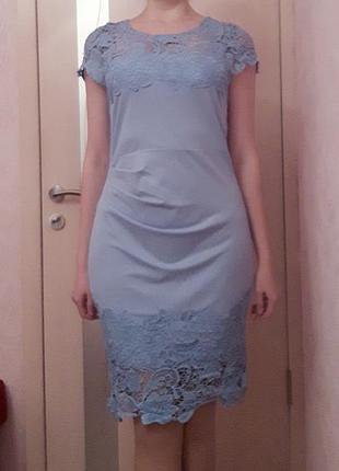 Красиве голубе плаття з мереживом на плечах і по подолу