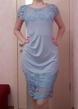 Красиве голубе плаття з мереживом на плечах і по подолу