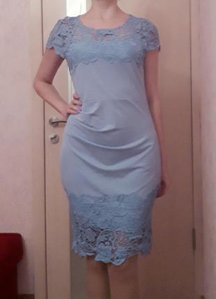 Красиве голубе плаття з мереживом на плечах і по подолу