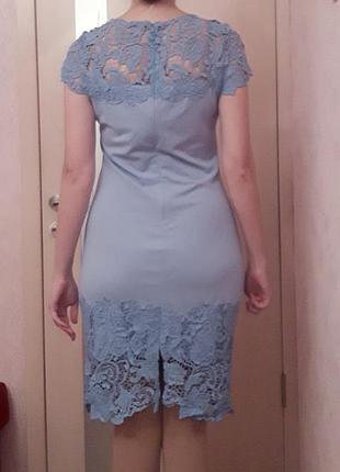 Красиве голубе плаття з мереживом на плечах і по подолу