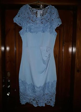 Красиве голубе плаття з мереживом на плечах і по подолу